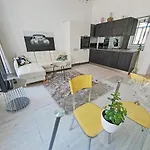 Casa Bianca - 2 Bedroom Design 아파트 트리에스테